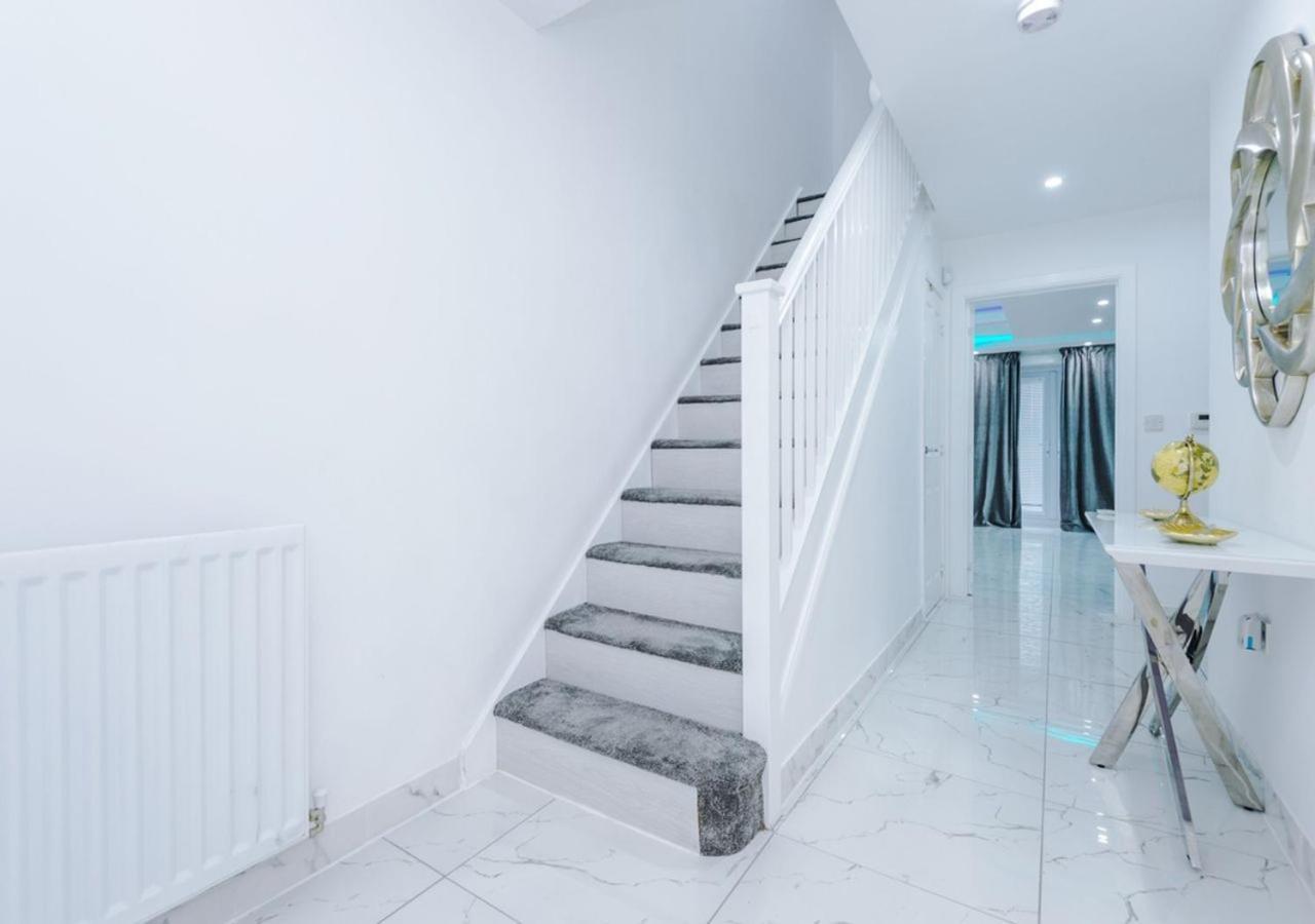 Luxury 3 Bedroom House Close To Manchester Center Exterior photo